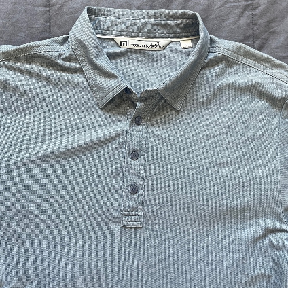 Mens Travis Mathew Blue 4 Button Short Sleeve Golf Polo. Pre-Owned. Size Large
